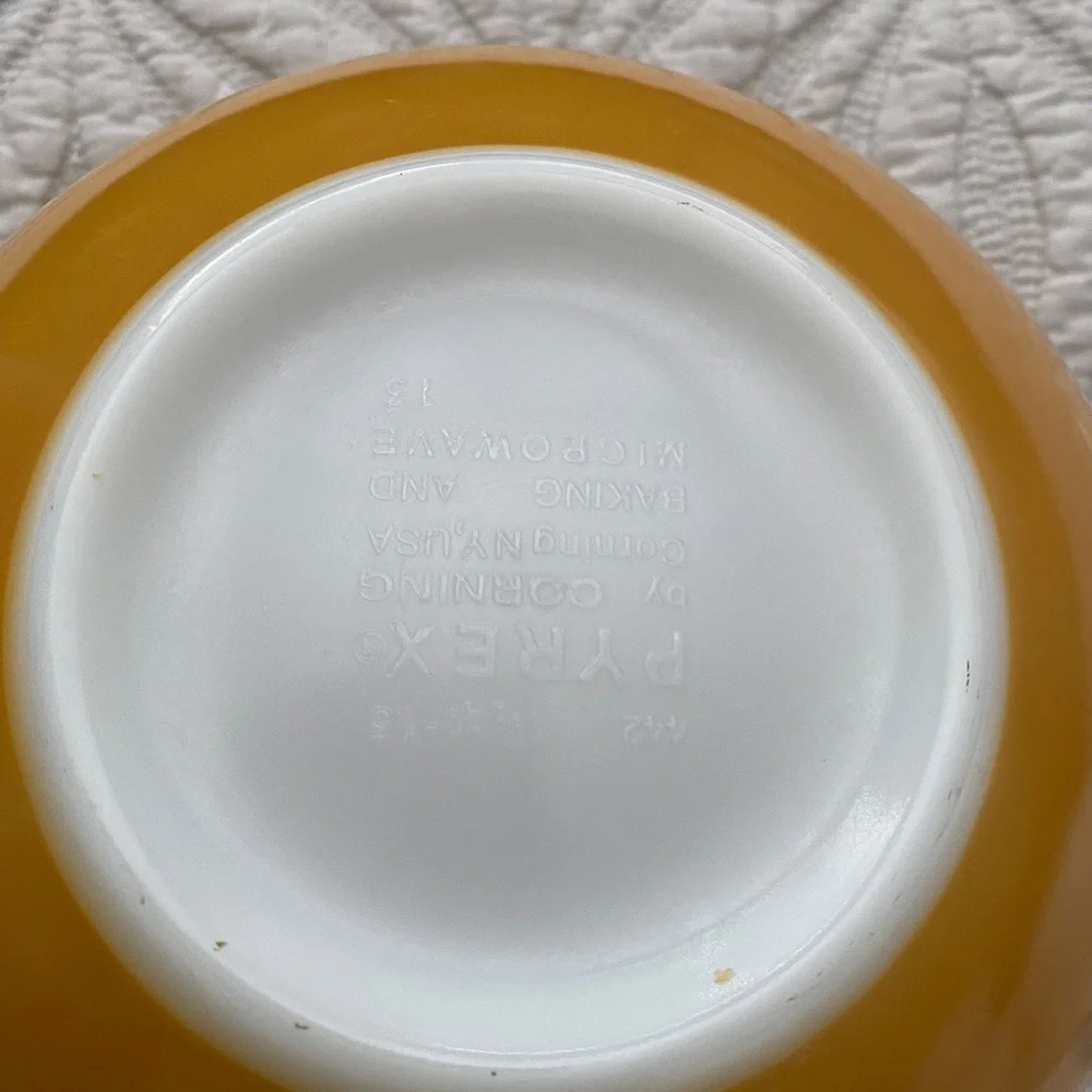 Pyrex/Vintage Set of‎ 3/Gold Butterfly Nesting Mixing Bowls, 1972-1978